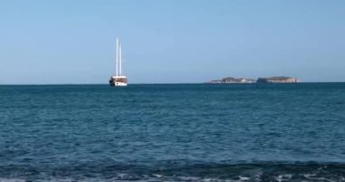 Türk usulü Gulet yat Akdeniz Bay denizde demir attı.