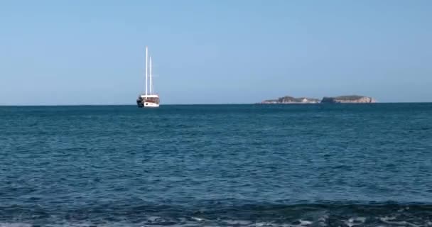 Goélette de style turc Bateau ancré dans la baie de la mer Méditerranée 