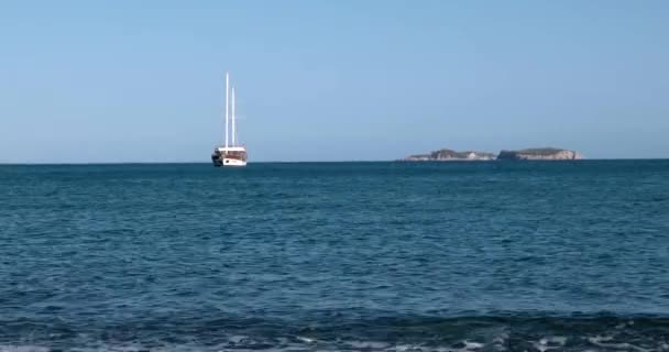 Turkse stijl Gulet jacht verankerd in de baai van Middellandse Zee — Stockvideo