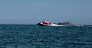 Yaz zaman turizm Motorlu tekne yolculuğu plaj manzarası