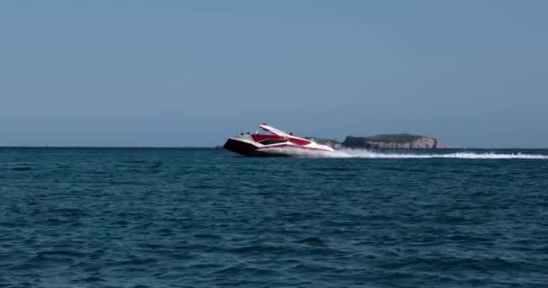 Yaz zaman turizm Motorlu tekne yolculuğu plaj manzarası — Stok video