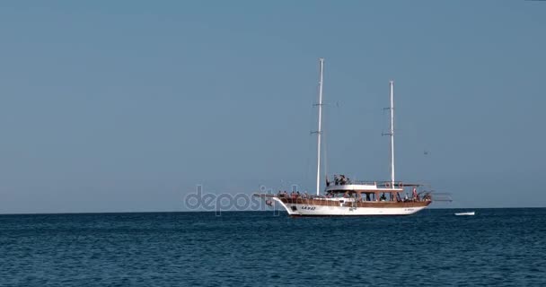 Gulet-Jacht mit Touristen vor Anker in der Bucht des Mittelmeeres — Stockvideo