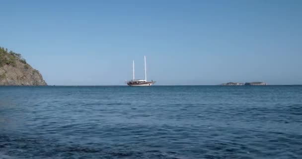 Yacht con Turisti Fronte Isola nella Baia del Mar Mediterraneo — Video Stock