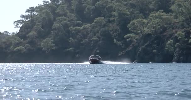 Motoscafo con giro turistico lungo la spiaggia della baia nel Mar Mediterraneo Turchia — Video Stock