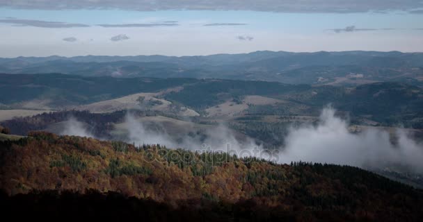 秋晨雾雾升起，松树和山毛榉覆盖喀尔巴阡山山脊 ot 日出 — 图库视频影像