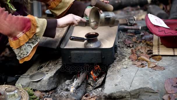 Preparación de café turco en la arena caliente al aire libre — Vídeo de stock