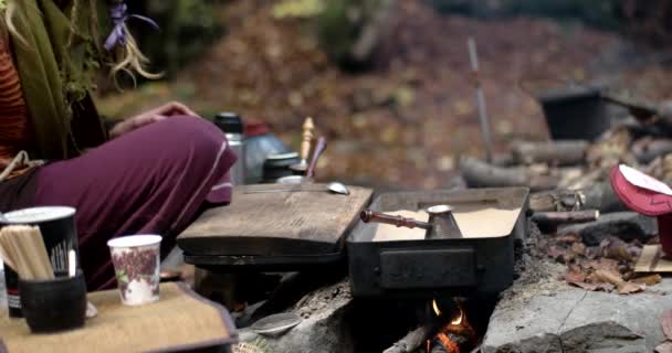 Hazırlık Türk kahvesi açık sıcak kum üzerinde — Stok video