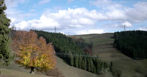 Paesaggio autunnale nelle montagne dei Carpazi, Lasso di tempo del paesaggio nuvoloso — Video Stock