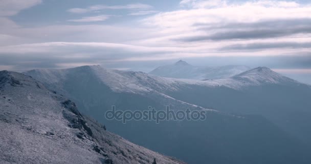 Captura panorámica de nieve en el paisaje montañoso de los Cárpatos — Vídeos de Stock