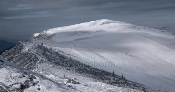 Хмари проходження Карпатської гірської гряди. Проміжок часу кліпу — стокове відео