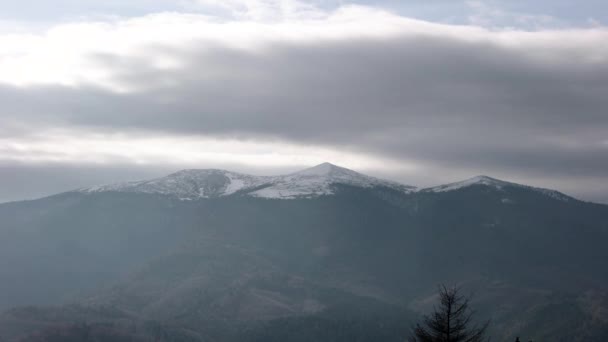 Clouds Passing the Carpathian Mountain Ridge (en inglés). Clip de lapso de tiempo — Vídeo de stock