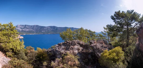 Bahía aislada en el Mediterráneo turco, Turquía, Europa — Foto de Stock
