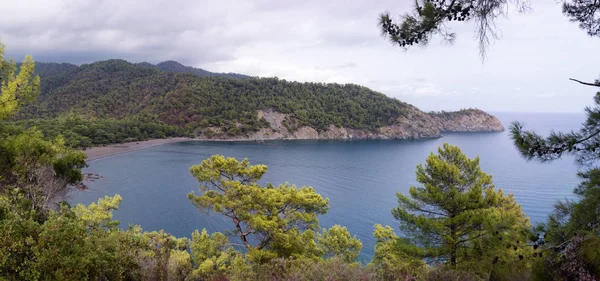 Baia appartata nel Mar Mediterraneo turco, Turchia, Visto fr — Foto Stock