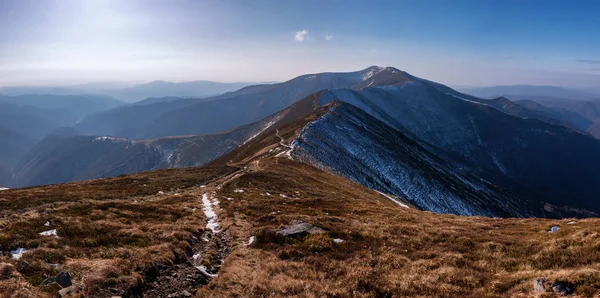 Karlı sonbahar dağ panoramik sırtlar. Karpatlar. Az pişmiş domuz sosisi