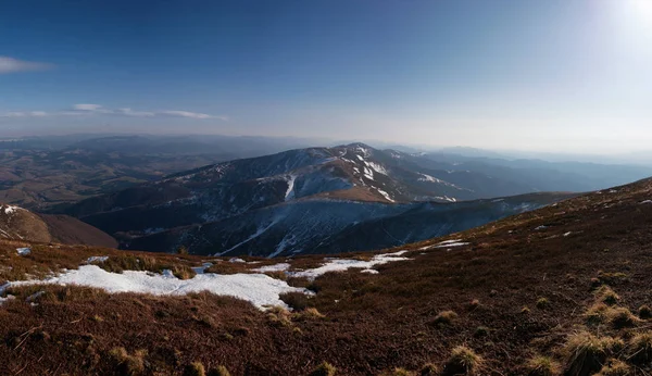 Karlı sonbahar dağ panoramik sırtlar. Karpatlar. Az pişmiş domuz sosisi