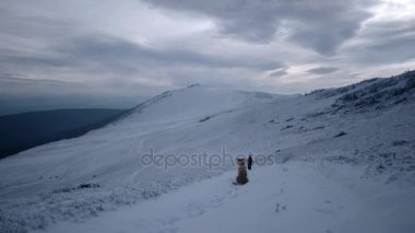 Turist iz Snow-Capped dağlar var. Kış Karpatlar, Ukrayna, Avrupa'da yürüyüş.