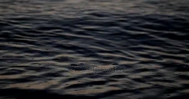 Movimiento relajante de olas móviles en la superficie del mar del océano con la puesta del sol Reflexión del amanecer en el agua — Vídeos de Stock