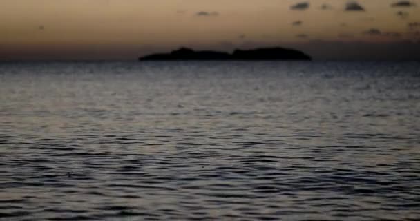 Movimiento relajante de olas móviles en la superficie del mar del océano con la puesta del sol Reflexión del amanecer en el agua — Vídeo de stock