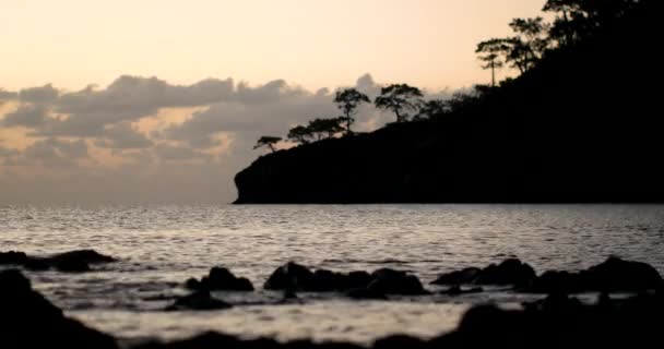 Schöner Sonnenaufgang am Meer mit der Silhouette einer Insel am Horizont — Stockvideo