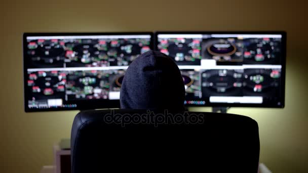 El hombre de la capucha jugando al póquer en línea en dos monitores, Multitabling — Vídeo de stock