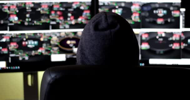 Mężczyzna w kapturze, grając w pokera Online na dwa monitory, Multitabling — Wideo stockowe