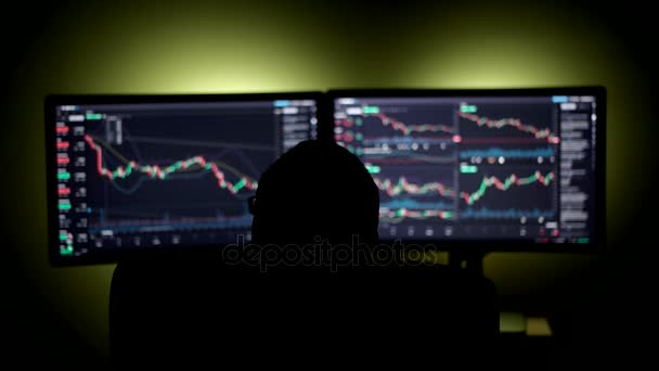 Stockbroker travaille sur le marché financier dans une salle de surveillance sombre avec des écrans d'affichage — Video