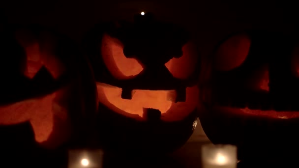 Группа тыкв загорелась в ночь Хэллоуина — стоковое видео