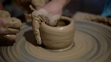 Kız bir kil kase, kirli çocuğun elleri kalıp tekerlek seramik oluşturmayı
