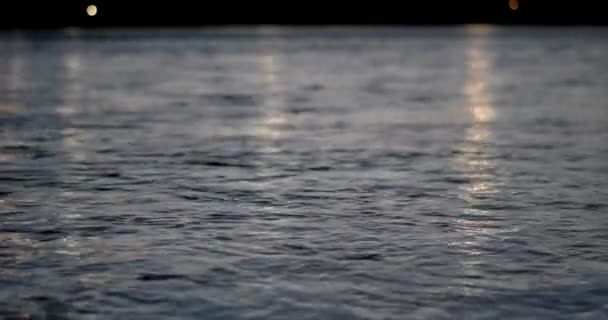 Hermoso fondo del patrón de olas de agua limpia con reflexión de luces nocturnas — Vídeos de Stock