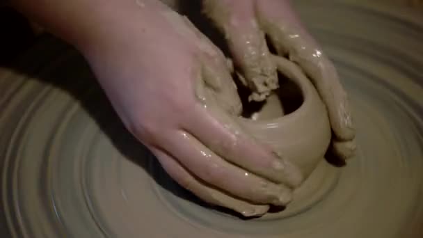 Lány formázó, a fazekasság a kerék létrehozása egy agyag edényben, gida mocskos kezét — Stock videók