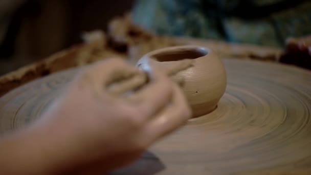 Κορίτσι σχηματοποίηση στο τροχό αγγειοπλαστικής δημιουργώντας μια πήλινη κούπα, βρώμικο παιδικά χέρια — Αρχείο Βίντεο