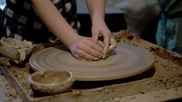 Fille est moulage à la roue de poterie Création d'un bol d'argile, mains sales enfant — Video