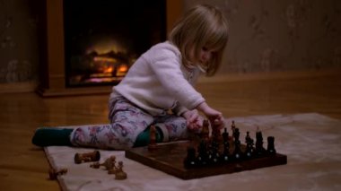 Küçük kız olanakadar Ahşap Satranç Satranç