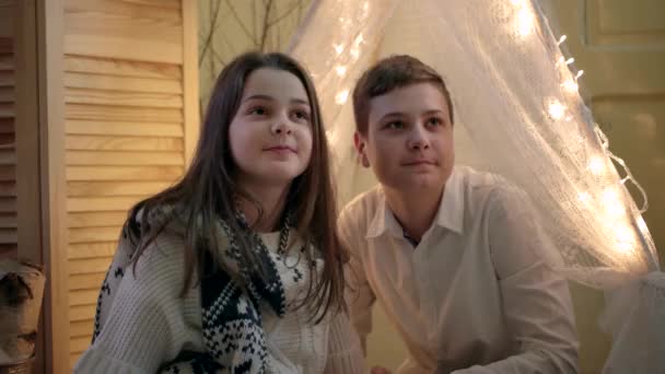 Fratello e sorella giocano e si divertono insieme. Decorazioni di Capodanno e Studio di Natale intorno ai bambini — Video Stock