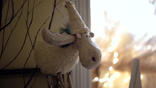 Decoración interior de Navidad con juguete de ciervo de Santa — Vídeos de Stock