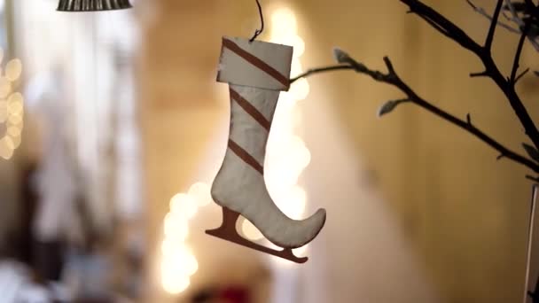 Decorazione interna di Natale con il pattino di ghiaccio del giocattolo — Video Stock