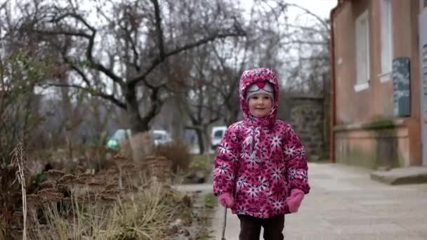 Bonito pouco loira menina jogar ao ar livre no o neve . — Vídeo de Stock