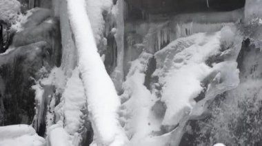 Kış Dağları yakın donmuş şelale