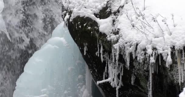 Cachoeira congelada nas montanhas de inverno Close up — Vídeo de Stock