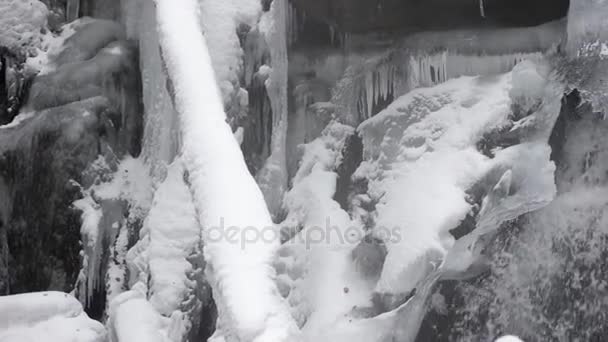 Cascada congelada en las montañas de invierno — Vídeos de Stock