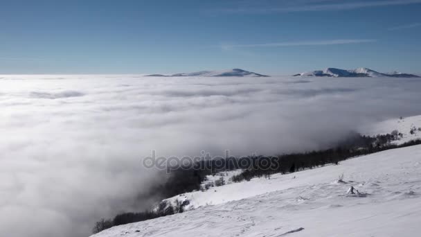 Vita moln över hög snöade berg, övre panorera vy — Stockvideo