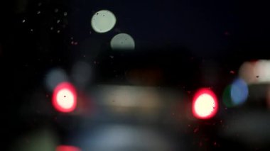 Gece sürüş. Ön cam görünümü ve bulanık araba şehir içinde. Araba penceresinden bulanık ve yağmurlu görünümü
