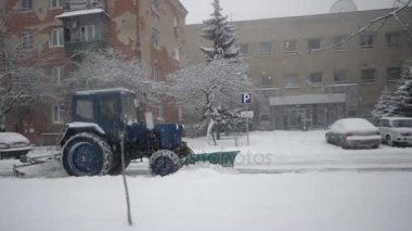 Traktör kar ile pulluk kaldırma. Kar temizleme makinesi fırça iplik ile geçit kar kaldırır