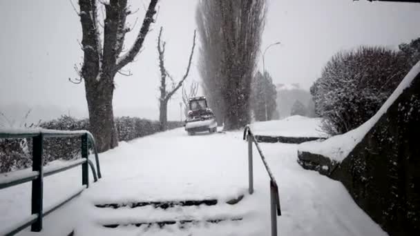 Tractor Quitando la nieve con Plow. El soplador de nieve elimina la nieve de la pasarela con cepillo giratorio — Vídeo de stock