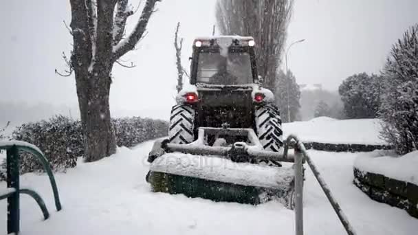 Tractor Quitando la nieve con Plow. El soplador de nieve elimina la nieve de la pasarela con cepillo giratorio — Vídeo de stock