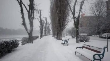 Stabilize Pov Shot tarafından karla kaplı Alley, kış setin Caddesi'nde yürürken birinin gimbal