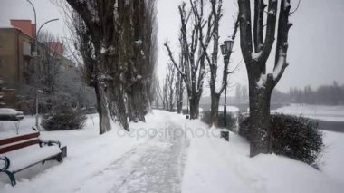 Stabilize Pov Shot tarafından karla kaplı Alley, kış setin Caddesi'nde yürürken birinin gimbal