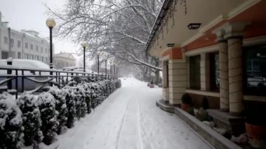Stabilize Pov Shot tarafından karla kaplı Alley, kış setin Caddesi'nde yürürken birinin gimbal