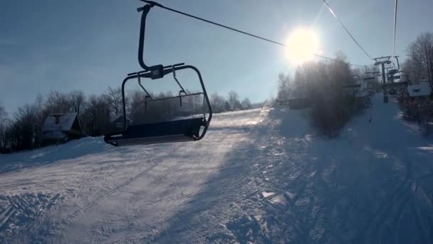 Lift auf dem Sessellift Blick auf Schneelandschaft Hintergrund Wintersport Erholung Skifahren Skigebiet wilde Berge Lifestyle — Stockvideo