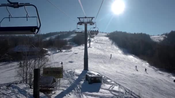 Lyft på stollift utsikt över snö landskap bakgrund vinter Sport rekreation Ski skidåkning Resort vilda bergen livsstil — Stockvideo